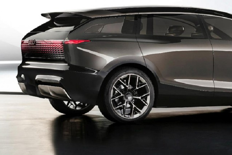 Bộ pin của xe được bố trí ở sàn, có dung lượng 120 kWh, cho phép xe vận hành 750 km khi sạc đầy. Ngoài ra công nghệ sạc 800V cho phép khả năng sạc siêu nhanh, giúp xe có thể đi được 300 km sau 10 phút sạc. Trong khi đó việc sạc từ 5 - 80% pin sẽ chỉ mất khoảng 25 phút. Để tăng độ êm ái cho xe, Audi Urbansphere hoàn toàn mới còn có hệ thống treo khí nén thích ứng và tính năng đánh lái cả 4 bánh.