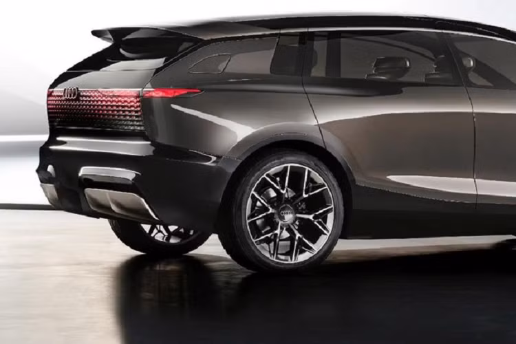 Bộ pin của xe được bố trí ở sàn, có dung lượng 120 kWh, cho phép xe vận hành 750 km khi sạc đầy. Ngoài ra công nghệ sạc 800V cho phép khả năng sạc siêu nhanh, giúp xe có thể đi được 300 km sau 10 phút sạc. Trong khi đó việc sạc từ 5 - 80% pin sẽ chỉ mất khoảng 25 phút. Để tăng độ êm ái cho xe, Audi Urbansphere hoàn toàn mới còn có hệ thống treo khí nén thích ứng và tính năng đánh lái cả 4 bánh.