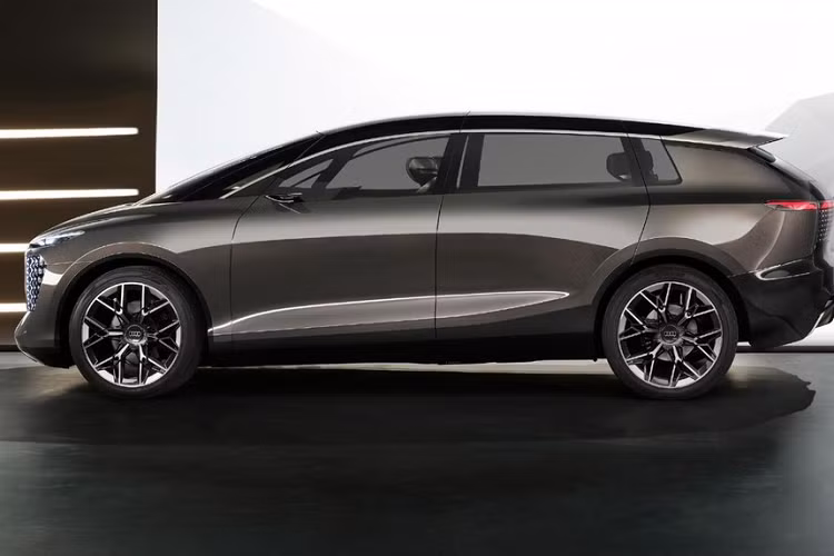 Về kích thước, Audi Urbansphere chạy điện thậm chí còn dài hơn cả chiếc SUV cỡ lớn là Cadillac Escalade. Cụ thể, thông số Dài x Rộng x Cao là 5.500mm x 2.000 x 1.780mm, chiều dài cơ sở 3.400mm, trong khi chiếc Escalade chỉ dài 5.400mm. Thiết kế tỷ lệ nguyên khối khiến chiếc Audi Urbansphere có ngoại hình như một chiếc minivan với kính gió thoải, đường mui xe khí động học và thân xe cứng cáp với nhiều đường gân nổi.
