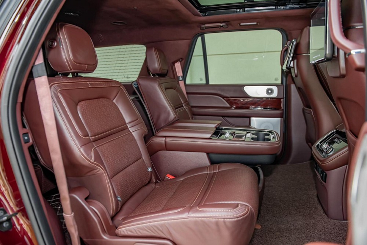 Lincoln Navigator Black Label L thế hệ thứ 4 có kích thước tổng thể bao gồm chiều dài 5.636 mm, chiều cao 1.932 mm và chiều rộng 2.382 mm. Chiều dài cơ sở của xe lên tới 3.342 mm. Mẫu SUV hạng sang cỡ lớn có cân nặng hơn 2,7 tấn, tuy nhiên, so với trọng lượng đời trước, cân nặng của xe đã giảm cân khoảng 91 kg. Sức kéo tối đa của xe gần 4 tấn.