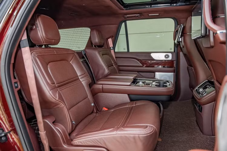 Lincoln Navigator Black Label L thế hệ thứ 4 có kích thước tổng thể bao gồm chiều dài 5.636 mm, chiều cao 1.932 mm và chiều rộng 2.382 mm. Chiều dài cơ sở của xe lên tới 3.342 mm. Mẫu SUV hạng sang cỡ lớn có cân nặng hơn 2,7 tấn, tuy nhiên, so với trọng lượng đời trước, cân nặng của xe đã giảm cân khoảng 91 kg. Sức kéo tối đa của xe gần 4 tấn.