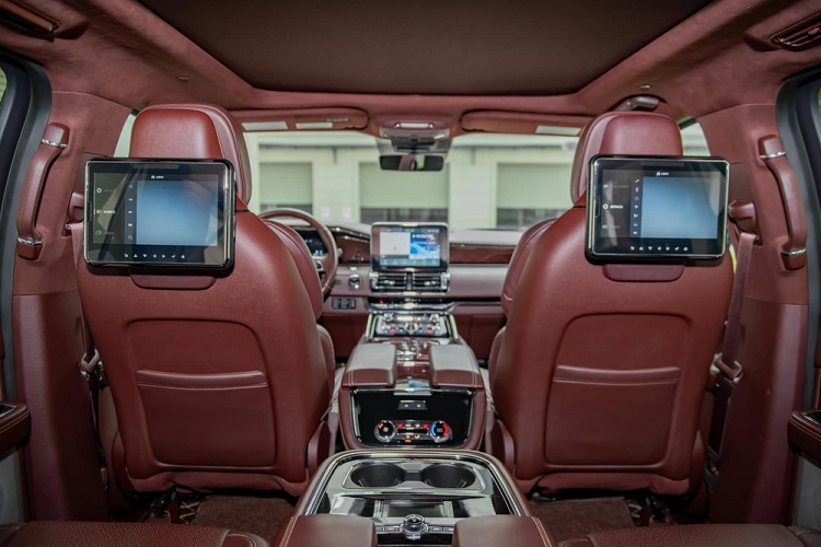 Các trang bị công nghệ an toàn có trên Lincoln Navigator Black Label L thế hệ thứ 4 bao gồm camera 360 độ, hiển thị thông tin trên kính lái HUD, hỗ trợ cảnh báo điểm mù, chiếu sáng thích ứng trong đêm, cảnh báo va chạm phía trước.