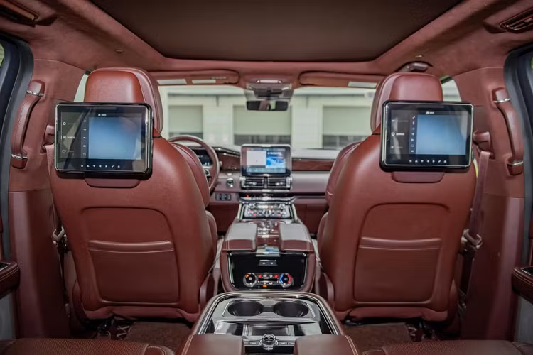 Các trang bị công nghệ an toàn có trên Lincoln Navigator Black Label L thế hệ thứ 4 bao gồm camera 360 độ, hiển thị thông tin trên kính lái HUD, hỗ trợ cảnh báo điểm mù, chiếu sáng thích ứng trong đêm, cảnh báo va chạm phía trước.