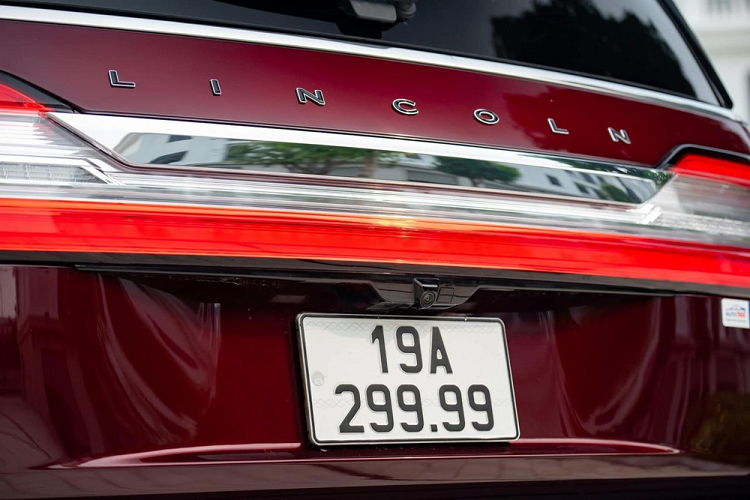 Không ít người tin rằng với việc chiếc Lincoln Navigator biển tứ quý 9 của tỉnh Phú Thọ này sẽ có giá bán không hề rẻ nhưng trên thực tế, mức giá chào bán chỉ 8,5 tỷ đồng của xe còn rẻ hơn một số xe Lincoln Navigator Black Label L khác thuộc đời 2021 đến 2022, còn một số xe Lincoln Navigator Black Label L đời 2020 khác cũng có giá bán dao động từ 7,9 tỷ đến 8,99 tỷ đồng, tùy độ mới và "sức khỏe" xe.
