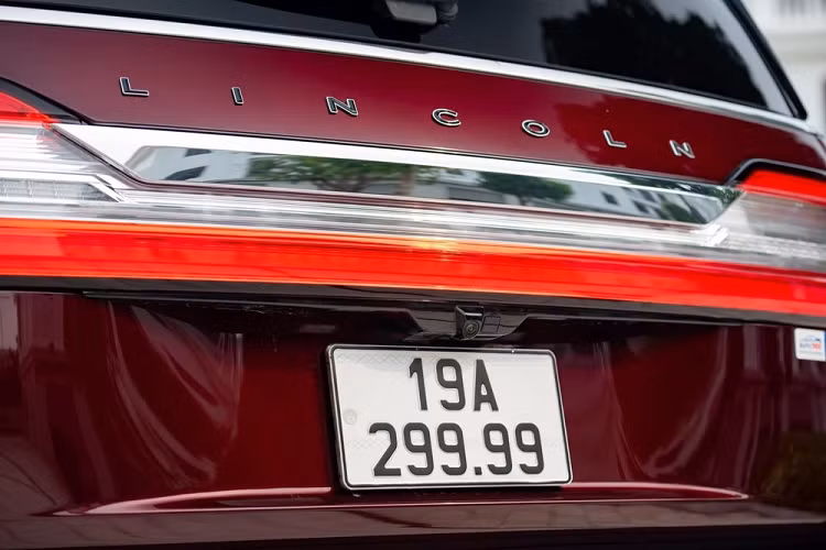 Không ít người tin rằng với việc chiếc Lincoln Navigator biển tứ quý 9 của tỉnh Phú Thọ này sẽ có giá bán không hề rẻ nhưng trên thực tế, mức giá chào bán chỉ 8,5 tỷ đồng của xe còn rẻ hơn một số xe Lincoln Navigator Black Label L khác thuộc đời 2021 đến 2022, còn một số xe Lincoln Navigator Black Label L đời 2020 khác cũng có giá bán dao động từ 7,9 tỷ đến 8,99 tỷ đồng, tùy độ mới và "sức khỏe" xe.