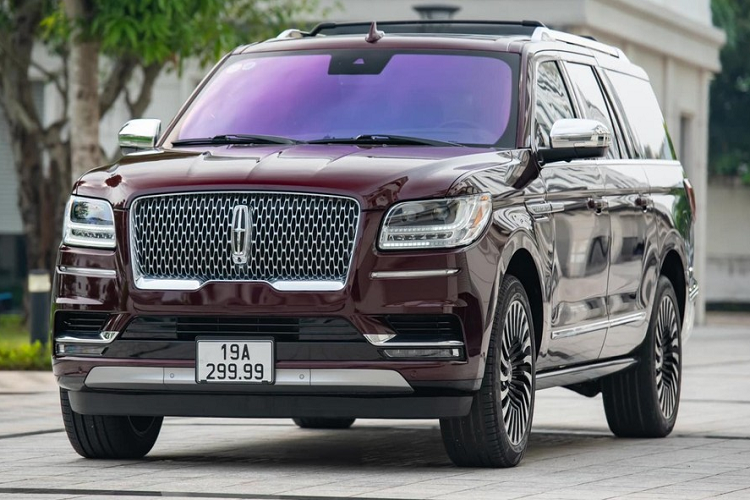 Giờ đây, trên thị trường xe đã qua sử dụng không thiếu các tin rao bán xe Lincoln Navigator thế hệ thứ 4 thu hút sự chú ý của nhiều người. Trong số này, có một chiếc xe Lincoln Navigator Black Label L đời 2020 nhận được sự quan tâm đặc biệt do sở hữu biển số VIP 19A-299.99 hay còn được giới luận biển đọc là tứ quý 9. Tính ra biển số chiếc xe này có đến 5 con số 9, tượng trưng ngũ thọ, trường thọ.