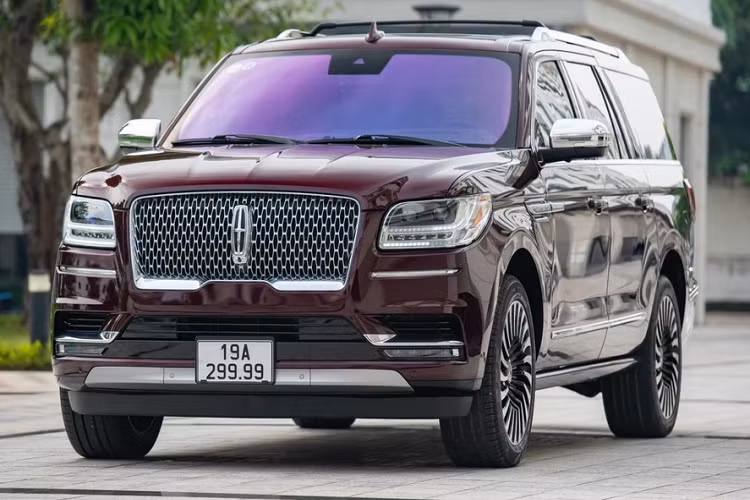 Giờ đây, trên thị trường xe đã qua sử dụng không thiếu các tin rao bán xe Lincoln Navigator thế hệ thứ 4 thu hút sự chú ý của nhiều người. Trong số này, có một chiếc xe Lincoln Navigator Black Label L đời 2020 nhận được sự quan tâm đặc biệt do sở hữu biển số VIP 19A-299.99 hay còn được giới luận biển đọc là tứ quý 9. Tính ra biển số chiếc xe này có đến 5 con số 9, tượng trưng ngũ thọ, trường thọ.