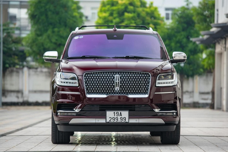 Dòng xe SUV hạng sang cỡ lớn Lincoln Navigator thế hệ thứ 4 đã lần đầu được mang về nước vào năm 2018 và đến nay đã 4 năm trôi qua với số lượng xe ước tính phải trên 25 chiếc xuất hiện tại Việt Nam để phục vụ cho các thượng đế.