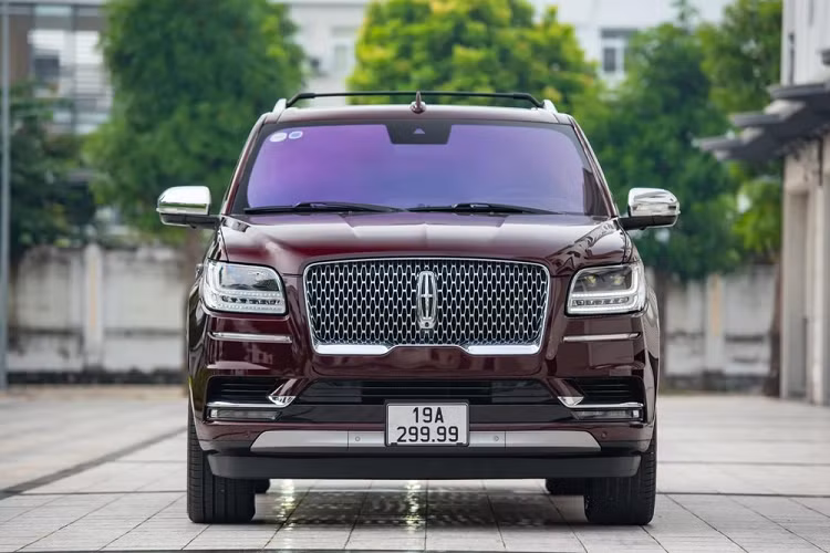 Dòng xe SUV hạng sang cỡ lớn Lincoln Navigator thế hệ thứ 4 đã lần đầu được mang về nước vào năm 2018 và đến nay đã 4 năm trôi qua với số lượng xe ước tính phải trên 25 chiếc xuất hiện tại Việt Nam để phục vụ cho các thượng đế.