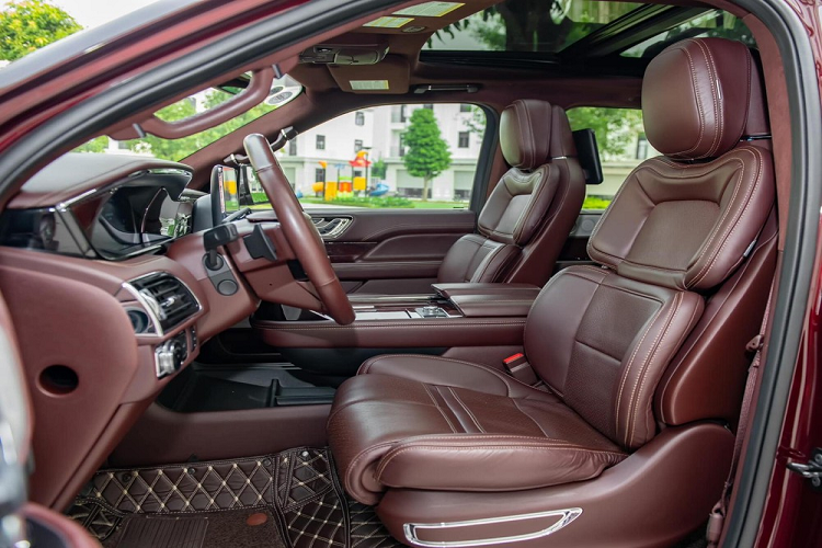 Chiếc SUV hạng sang cỡ lớn Lincoln Navigator Black Label L mang biển số 19A-299.99 có ngoại hình bắt mắt với màu sơn tím vỏ nho và nội thất cũng mang màu đỏ tông xuyệt tông ngoại thất. Đi kèm các điểm nhấn ở thiết kế còn có nhiều chi tiết mạ crôm và ốp gỗ.