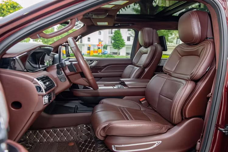 Chiếc SUV hạng sang cỡ lớn Lincoln Navigator Black Label L mang biển số 19A-299.99 có ngoại hình bắt mắt với màu sơn tím vỏ nho và nội thất cũng mang màu đỏ tông xuyệt tông ngoại thất. Đi kèm các điểm nhấn ở thiết kế còn có nhiều chi tiết mạ crôm và ốp gỗ.