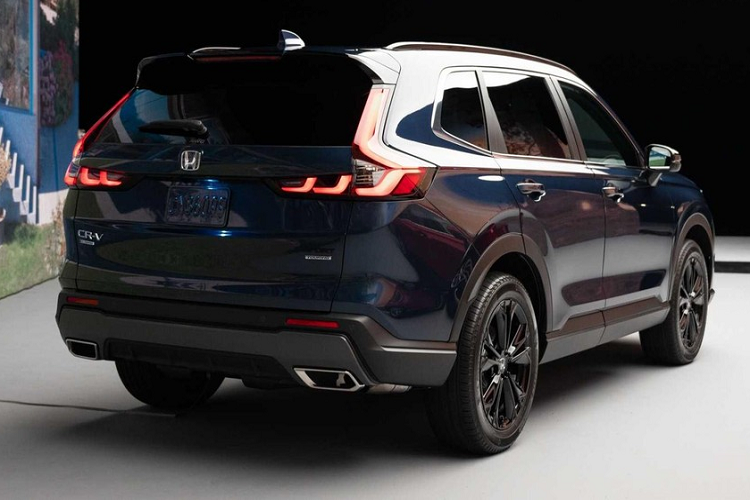 Con số tương ứng của Honda CR-V bản Sport và Sport Touring với hệ dẫn động AWD là 5,88 lít/100 km, 6,92 lít/100 km, 6,36 lít/100 km. Trong thời gian qua, Honda CR-V 2023 cũng đã bị bắt gặp khi đang chạy thử trên đường phố Thái Lan. Do đó, ngày xe ra mắt khu vực Đông Nam Á nói chung và Việt Nam nói riêng có lẽ không còn xa.