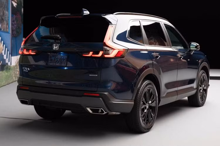 Con số tương ứng của Honda CR-V bản Sport và Sport Touring với hệ dẫn động AWD là 5,88 lít/100 km, 6,92 lít/100 km, 6,36 lít/100 km. Trong thời gian qua, Honda CR-V 2023 cũng đã bị bắt gặp khi đang chạy thử trên đường phố Thái Lan. Do đó, ngày xe ra mắt khu vực Đông Nam Á nói chung và Việt Nam nói riêng có lẽ không còn xa.