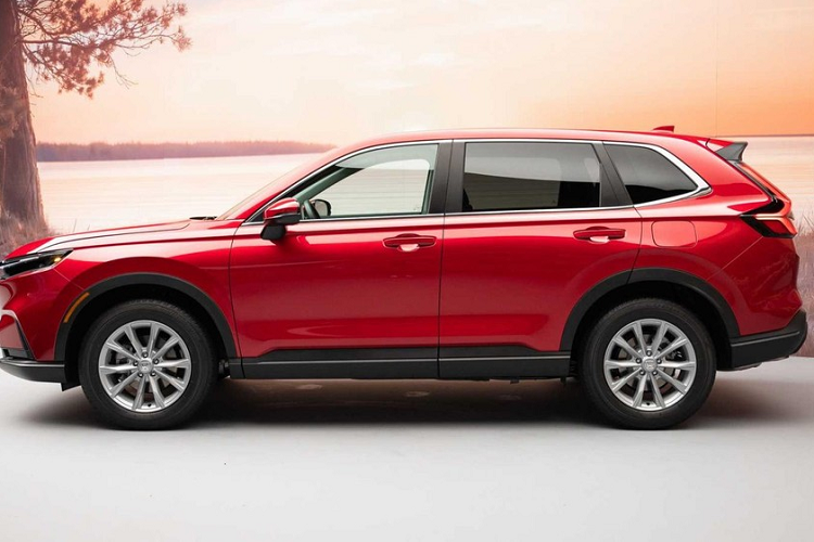 Nguyên nhân một phần là do bản tiêu chuẩn LX cũ không được áp dụng cho Honda CR-V 2023 mới, thay bằng bản EX 2WD, cộng thêm tỷ lệ lạm phát tăng cao tại Mỹ. Ở phiên bản cũ, bản EX vốn được định vị cao hơn bản LX và có giá từ 30.555 USD.