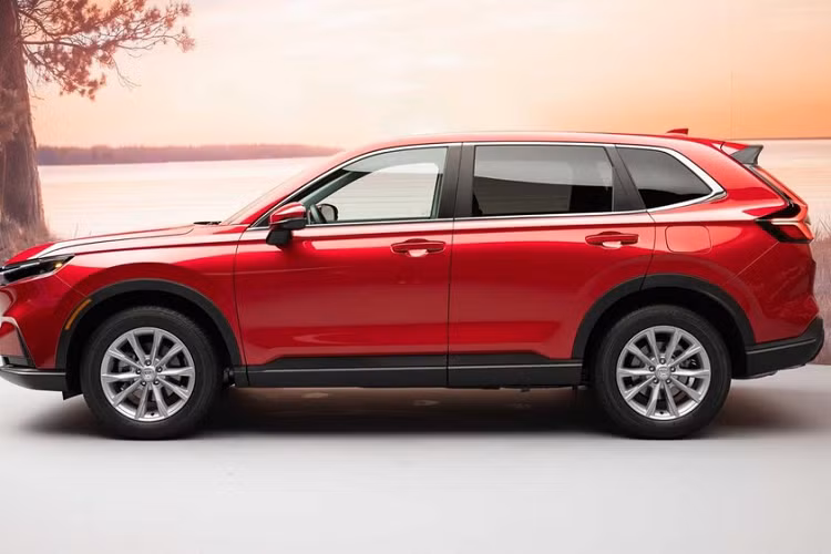 Nguyên nhân một phần là do bản tiêu chuẩn LX cũ không được áp dụng cho Honda CR-V 2023 mới, thay bằng bản EX 2WD, cộng thêm tỷ lệ lạm phát tăng cao tại Mỹ. Ở phiên bản cũ, bản EX vốn được định vị cao hơn bản LX và có giá từ 30.555 USD.