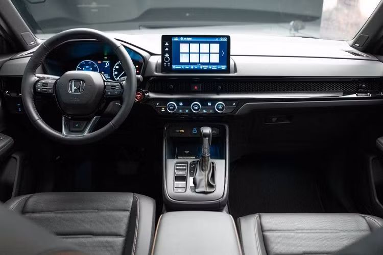 Trong khi đó, 2 bản còn lại được trang bị hệ truyền động hybrid, bao gồm máy xăng 2.0L nâng cấp và 2 mô-tơ điện. Hệ truyền động này tạo ra công suất tổng cộng 204 mã lực và mô-men xoắn cực đại 335 Nm. Riêng bản Sport Touring sẽ chỉ dùng hệ dẫn động AWD. Lượng xăng tiêu thụ của bản Sport khi dùng hệ dẫn động 2WD là 5,47 lít/100 km trong đô thị, 6,53/100 km ngoài đô thị và 5,88/100 km kết hợp.