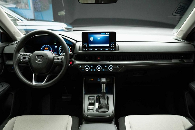 Những đặc điểm nhận dạng của bản Sport bao gồm các chi tiết ngoại thất màu đen, đầu ống xả giả hình chữ nhật mạ crôm, vành hợp kim 18 inch màu đen, chất liệu bọc ghế thể thao hơn cũng như vô lăng và cần số bọc da. Đắt hơn một chút là bản EX-L với giá từ 33.760 USD (776 triệu đồng). Bản này sẽ có thêm màn hình cảm ứng trung tâm 9 inch, hỗ trợ Apple CarPlay/Android Auto không dây, sạc điện thoại thông minh không dây 15W và 8 loa.