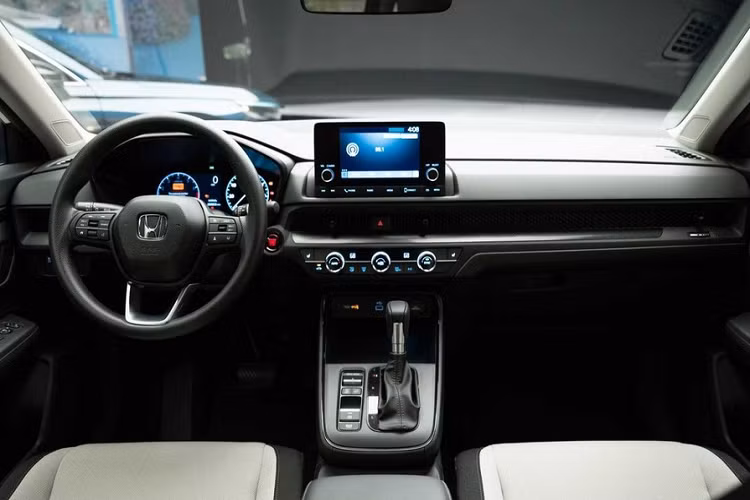 Những đặc điểm nhận dạng của bản Sport bao gồm các chi tiết ngoại thất màu đen, đầu ống xả giả hình chữ nhật mạ crôm, vành hợp kim 18 inch màu đen, chất liệu bọc ghế thể thao hơn cũng như vô lăng và cần số bọc da. Đắt hơn một chút là bản EX-L với giá từ 33.760 USD (776 triệu đồng). Bản này sẽ có thêm màn hình cảm ứng trung tâm 9 inch, hỗ trợ Apple CarPlay/Android Auto không dây, sạc điện thoại thông minh không dây 15W và 8 loa.