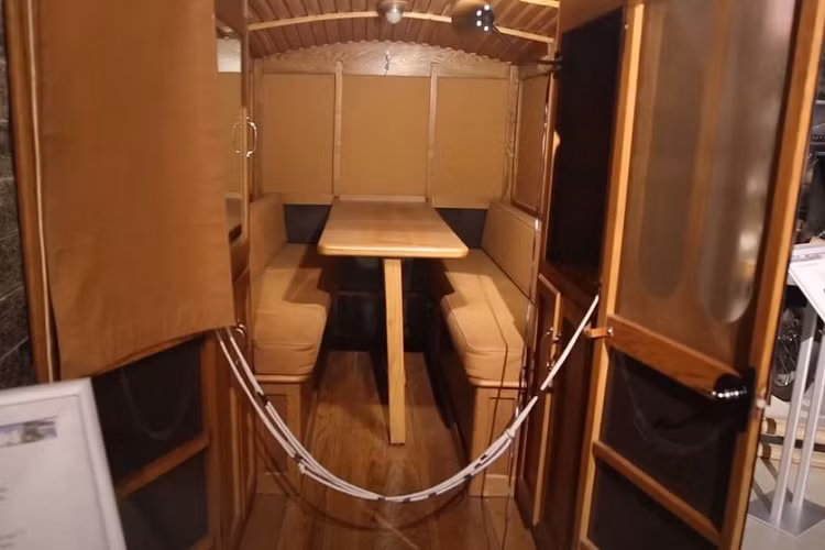 Tên gọi của chiếc xe moóc này bắt nguồn từ người chủ sở hữu nó, một người tên Earl – một giáo sư tại Đại học Công nghệ California. Chiếc xe đã được chế tạo cho ông ấy bởi một nhà sản xuất xe ngựa ở Los Angeles, vì vậy không bất ngờ khi nó cơ bản là một chiếc hộp gỗ khung thép trên bánh xe. Nhưng nó đã được chế tạo tốt và lắp ráp hợp lý, đặc biệt là theo các tiêu chuẩn của thời đó.