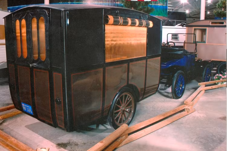 Xe moóc cắm trại hay nhà di động là những phương tiện mang lại cho bạn cảm giác thoải mái “như ở nhà” trên những hành trình du lịch xa xôi, rời xa mạng lưới điện thành phố.