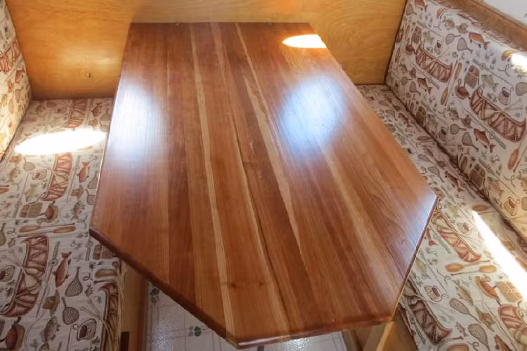 Trong cabin có một bàn ăn gấp, và hai ghế dài. Mỗi chiếc ghế dài có thể gập ra và trở thành một chiếc giường đơn, do đó một khi chiếc bàn ăn được cất đi, phòng khách sẽ trở thành phòng ngủ cho hai người. Ở một bên cạnh lối vào là một gian đựng thức ăn, trong khi bên kia có một tủ quần áo nhỏ bằng gỗ.