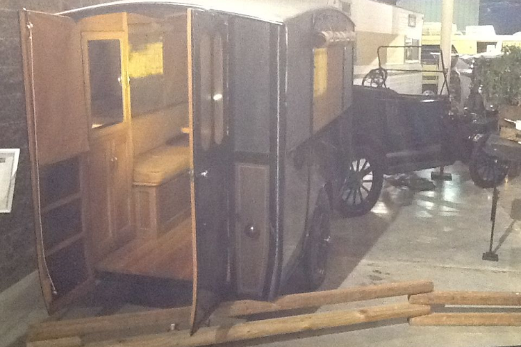 Cả chiếc Earl Travel Trailer 1913 và Ford Model T đều được tặng cho viện bảo tàng bởi Wade Thompson của Thor Industries. Nhìn chung, đây không chỉ là một phần rất quan trọng của lịch sử ôtô mà còn là một chiếc xe moóc gọn gàng và được chế tạo tốt, ngay cả theo tiêu chuẩn ngày nay.