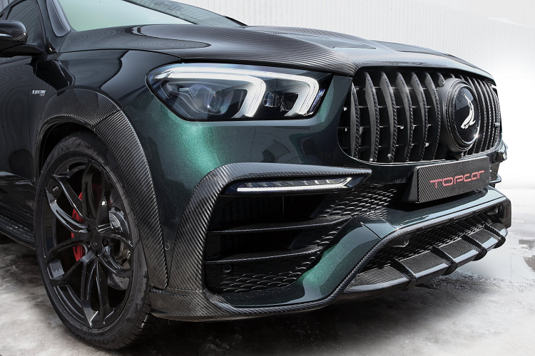 Chiếc xe này về nguyên bản thuộc dòng GLE 63 AMG Coupe với màu sơn ngoại thất Emerald Green với gói nâng cấp INFERNO và bộ mâm độ Shark Style 2.0 trọng lượng nhẹ có kích thước 23 inch. Các chi tiết bằng sợi carbon kết hợp ăn ý với lớp áo ngoại thất xe.
