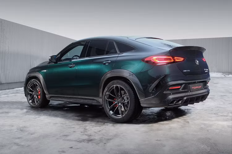 Bên cạnh đó, những hãng độ như TopCar Design cũng đã từng cho ra mắt gói nâng cấp cho mẫu xe này. Vừa qua, thương hiệu vừa xuất xưởng một chiếc Mercedes-Benz GLE Coupe độ INFERNO với màu sơn ngoại thất xanh lá Emerald Green, các chi tiết độ được làm bằng vật liệu carbon bóng với độ hoàn thiện cao.