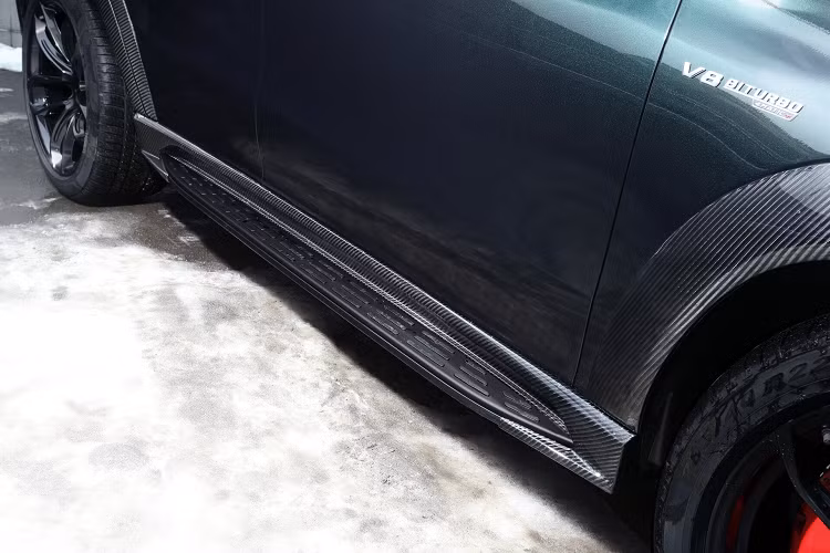 Bộ Bodykit bao gồm bộ lưới tản nhiệt phía trước, các chi tiết viền hốc gió được làm bằng vật liệu carbon bóng. Xe cũng được trang bị thêm bộ líp trước bằng chất liệu carbon bóng, logo Mercedes-Benz được thay thế bằng logo Shark phía trước. Xe cũng được trang bị thêm các phần líp ốp hông mới, các phần vè bánh xe cũng được trang bị thêm líp ốp carbon thân rộng.