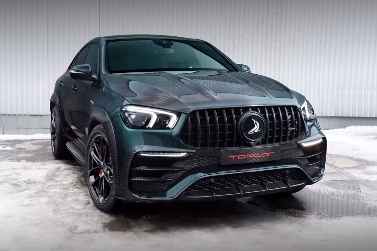 So với GLE Coupe thế hệ đầu tiên, Mercedes-Benz GLE Coupe thế hệ mới dài hơn 39 mm (trong đó chiều dài trục cơ sở tăng thêm 20 mm) và rộng hơn 7 mm. Chỉ số cản gió ở thế hệ trước từ 0,32 Cd nay được giảm xuống còn 0,29 Cd. Đèn pha MULTIBEAM LED tích hợp ULTRA RANGE cho phép luồng sáng chiếu đi cao và xa hơn. Các kỹ sư Mercedes-Benz cũng điều chỉnh để GLE Coupe thế hệ thứ hai ngắn hơn khoảng 60 mm so với GLE thế hệ thứ tư tiêu chuẩn. 