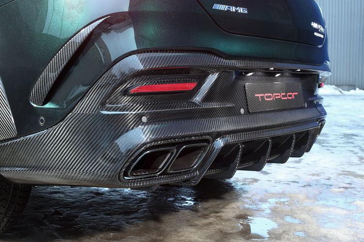 Tương tự như ngoại thất, không gian nội thất của GLE Coupe thế hệ thứ hai lần này cũng y hệt như những gì từng thể hiện bên trong GLE thế hệ thứ tư tiêu chuẩn. Toàn bộ thông tin chi tiết về xe được cung cấp thông qua giao diện Mercedes-Benz User Experience (MBUX) trên 2 màn hình 12,3 inch được nối liền với nhau, kéo dài từ sau vô-lăng ra đến chính giữa táp-lô, mang đến trải nghiệm hiện đại và thời thượng. 