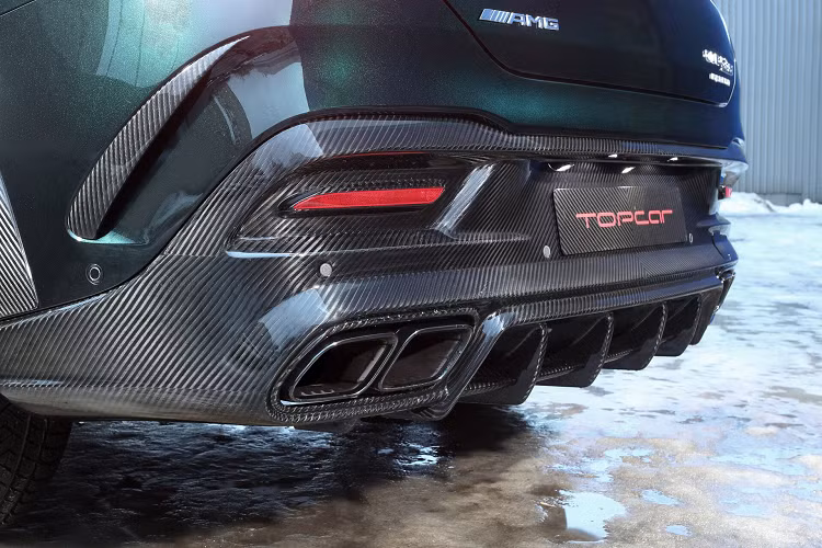 Tương tự như ngoại thất, không gian nội thất của GLE Coupe thế hệ thứ hai lần này cũng y hệt như những gì từng thể hiện bên trong GLE thế hệ thứ tư tiêu chuẩn. Toàn bộ thông tin chi tiết về xe được cung cấp thông qua giao diện Mercedes-Benz User Experience (MBUX) trên 2 màn hình 12,3 inch được nối liền với nhau, kéo dài từ sau vô-lăng ra đến chính giữa táp-lô, mang đến trải nghiệm hiện đại và thời thượng. 