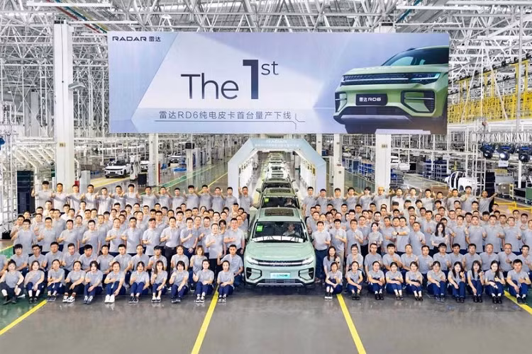 Vào tháng 7 năm nay, mẫu xe bán tải chạy điện Radar RD6 của Geely Group đã chính thức được bán ra thị trường Trung Quốc nhận được rất nhiều sự quan tâm của người dân nước này cũng như một số thị trường khác, đây là 1 trong những mẫu xe bán tải điện hiếm hoi ở Trung Quốc.