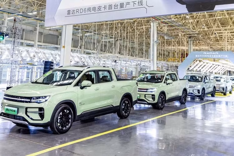 Khi nói đến khoang chứa đồ, thùng chứa hàng có dung tích 1.200 lít, Radar Auto cũng cung cấp một dung tích nhỏ 70 lít cho RD6 và tốc độ chứa đồ ở hàng ghế sau là 48 lít. Chiếc bán tải điện có trọng tải 450 kg, nhưng sức kéo vẫn chưa được tiết lộ. Tuy nhiên, Geely tuyên bố nền tảng này hỗ trợ các mô hình cung cấp sức kéo lên đến 3 tấn.