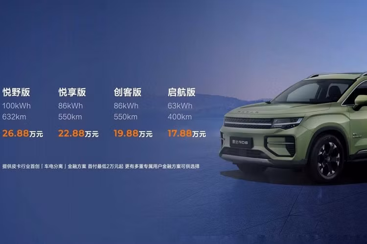 Nói về SUV, Geely cho biết Radar RD6 cung cấp các đặc tính lái tương tự như xe du lịch, nhờ hệ thống treo độc lập bốn bánh của nó. Bên trong khoang lái xe có 2 màn hình 12,3 inch, màn hình hiển thị có kích thước 9 inch, ánh sáng xung quanh 72 màu, tương tác bằng giọng nói hỗ trợ AI, cửa sổ trời toàn cảnh 55 inch và hơn thế nữa. Có tổng cộng 12 chức năng hỗ trợ lái xe thông minh Cấp độ 2+.