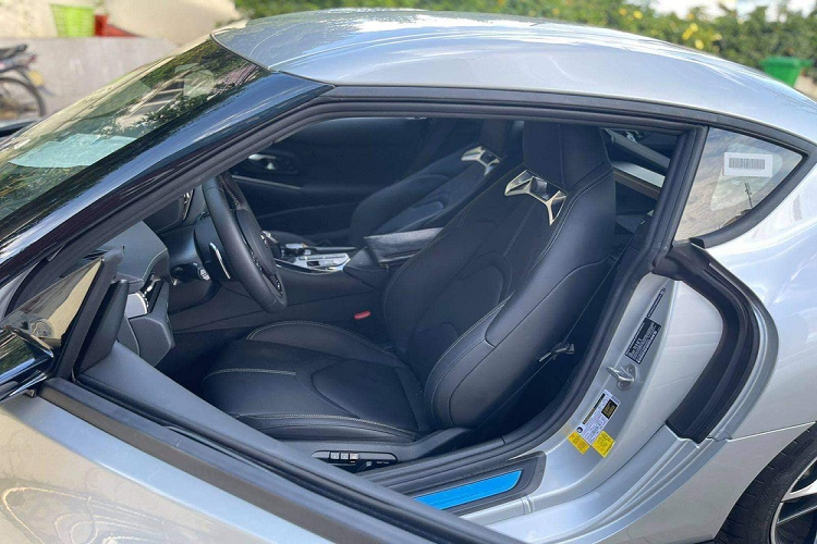 Một số người đam mê xe cho biết, chiếc Toyota GR Supra đang nằm chờ để làm các thủ tục đăng kiểm khí thải, đăng ký để chuẩn bị ra biển số, vì là xe đầu tiên nên thời gian đợi sẽ khá lâu. Tuy nhiên, đây chỉ là suy luận một phía từ cộng đồng mạng.