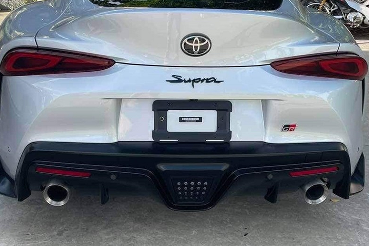 Mức giá xe Toyota GR Supra thế hệ thứ 5 ở Việt Nam không được tiết lộ, còn tại thị trường nước ngoài nó có mức bán ra từ 1,13 tỷ đến 1,26 tỷ đồng. Mẫu xe thể thao hàng hiếm Toyota GR Supra thế hệ mới đầu tiên về dải đất hình chữ S thuộc phiên bản Premium, xe được trang động cơ máy xăng 6 xi-lanh thẳng hàng, tăng áp, dung tích 3.0 lít, sản sinh ra công suất tối đa 335 mã lực và mô-men xoắn cực đại lên đến 494 Nm.