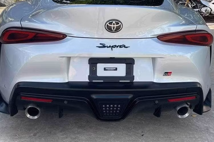 Mức giá xe Toyota GR Supra thế hệ thứ 5 ở Việt Nam không được tiết lộ, còn tại thị trường nước ngoài nó có mức bán ra từ 1,13 tỷ đến 1,26 tỷ đồng. Mẫu xe thể thao hàng hiếm Toyota GR Supra thế hệ mới đầu tiên về dải đất hình chữ S thuộc phiên bản Premium, xe được trang động cơ máy xăng 6 xi-lanh thẳng hàng, tăng áp, dung tích 3.0 lít, sản sinh ra công suất tối đa 335 mã lực và mô-men xoắn cực đại lên đến 494 Nm.