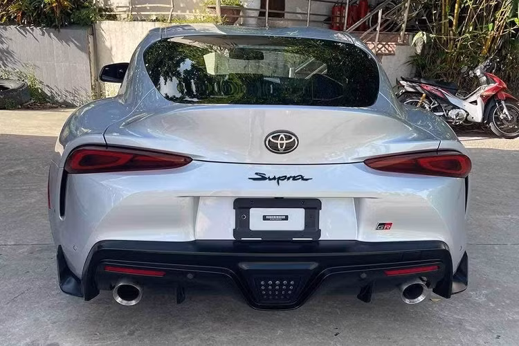 Hiện vẫn chưa rõ là tình trạng "sức khỏe" cụ thể của chiếc xe Toyota GR Supra này ra sao nhưng đã khiến không ít dân chơi đau lòng trước tình cảnh xe "làm bạn" với bụi trong nhiều tháng qua. Hiện không rõ lý do là gì khiến chiếc xe Toyota GR Supra 2020 bị bỏ xó và phủ bụi khá dày đặc ở ngoại thất.