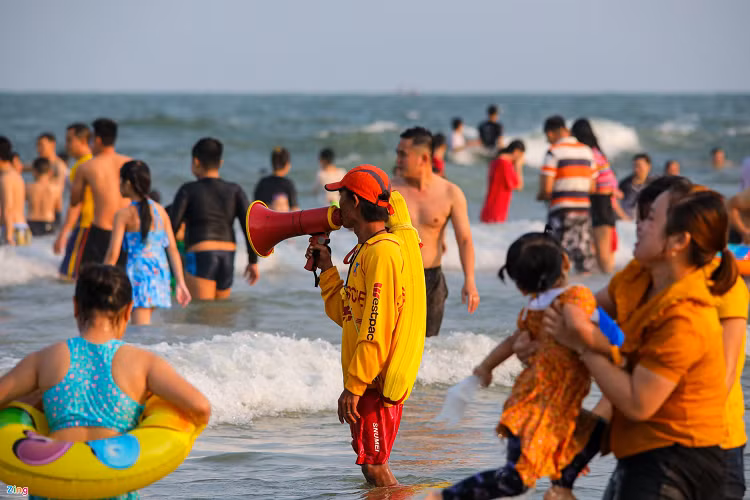 Dong nguoi chen chan o cho dem Da Lat, bien Vung Tau-Hinh-2