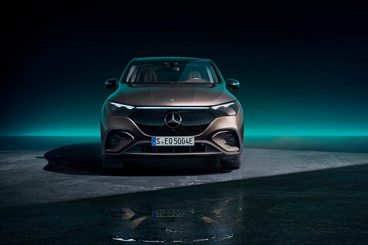 EQE SUV có 3 phiên bản cấu hình gồm EQE 350+, EQE 350 4Matic và EQE 500 4Matic, cùng với 2 bản hiệu năng cao AMG là EQE 43 và EQE 53. Tất cả đều được trang bị cùng một loại pin 90,6 kWh như trong bản gầm thấp EQE Sedan. Tuy được định vị là bản thấp cấp nhất nhưng EQE 350+ lại sở hữu tầm di chuyển xa nhất, lên tới 480 - 590 km theo quy trình thử nghiệm của WLTP.