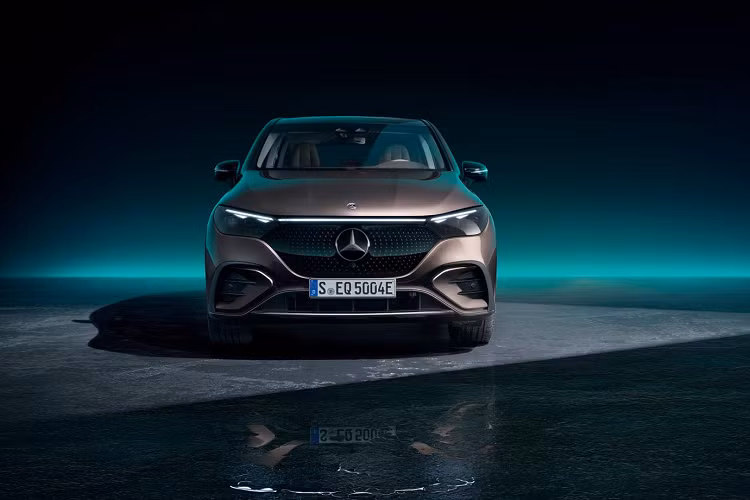 EQE SUV có 3 phiên bản cấu hình gồm EQE 350+, EQE 350 4Matic và EQE 500 4Matic, cùng với 2 bản hiệu năng cao AMG là EQE 43 và EQE 53. Tất cả đều được trang bị cùng một loại pin 90,6 kWh như trong bản gầm thấp EQE Sedan. Tuy được định vị là bản thấp cấp nhất nhưng EQE 350+ lại sở hữu tầm di chuyển xa nhất, lên tới 480 - 590 km theo quy trình thử nghiệm của WLTP.