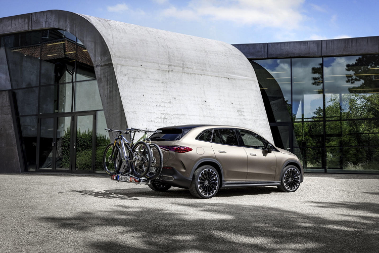 Cũng dẫn động 4 bánh, bản này đạt được công suất 396 mã lực (300 kW) và mô-men xoắn ở mức hơn 858 Nm. Tầm di chuyển 460 - 547 km cũng có thể xem là khá ổn với mức hiệu năng tốt như thế này. Các bản 4Matic có chức năng ngắt mô-tơ điện ở cầu trước, chỉ vận hành cầu sau nhằm tiết kiệm năng lượng.