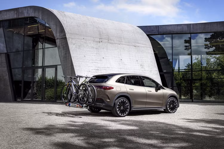 Cũng dẫn động 4 bánh, bản này đạt được công suất 396 mã lực (300 kW) và mô-men xoắn ở mức hơn 858 Nm. Tầm di chuyển 460 - 547 km cũng có thể xem là khá ổn với mức hiệu năng tốt như thế này. Các bản 4Matic có chức năng ngắt mô-tơ điện ở cầu trước, chỉ vận hành cầu sau nhằm tiết kiệm năng lượng.