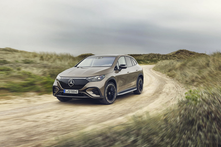 Công nghệ đèn pha kỹ thuật số Digital Light của Mercedes được cung cấp, có khả năng nhận diện các biển báo giao thông từ xa rồi chiếu sáng nó xuống mặt đường phía trước. Ngoài ra còn tùy chọn chức năng đánh lái bánh sau, kết hợp với hệ thống treo 4 điểm ở phía trước và đa điểm ở phía sau để giúp EQE SUV xoay sở linh hoạt trong điều kiện đường sá đông đúc chật chội.