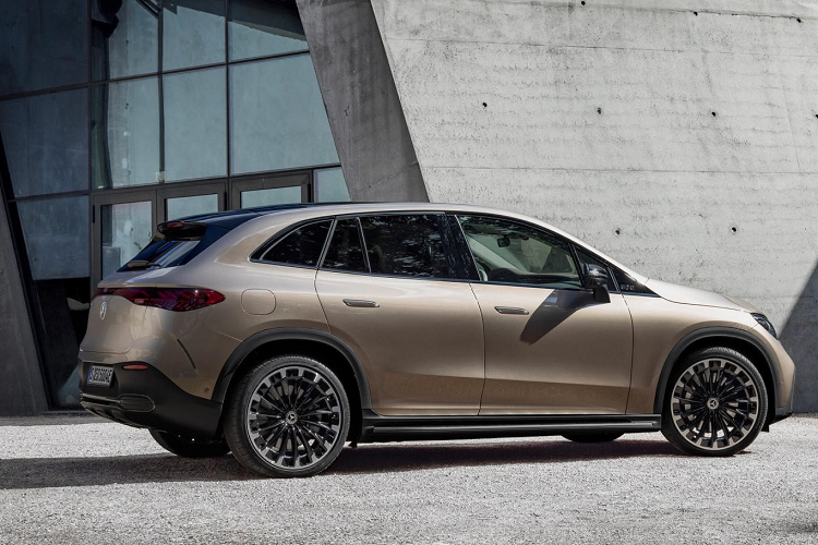 Hãng xe Đức cũng nhấn mạnh rằng, Mercedes-Benz EQE SUV chạy điện không phải là phiên bản "điện hóa" của mẫu GLE. Mẫu xe mới này khác hoàn toàn các trường hợp của EQB và EQC (phiên bản "điện hóa" lần lượt của GLB và GLC) vì là sản phẩm được nghiên cứu và phát triển từ đầu, chứ không phải chỉ đơn thuần đem mô-tơ điện gắn vào khung gầm sẵn có của xe động cơ đốt trong.