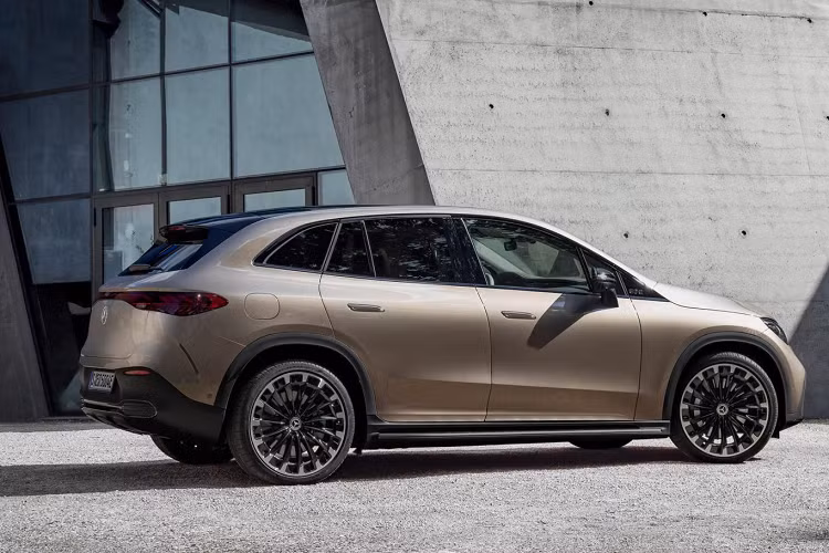 Hãng xe Đức cũng nhấn mạnh rằng, Mercedes-Benz EQE SUV chạy điện không phải là phiên bản "điện hóa" của mẫu GLE. Mẫu xe mới này khác hoàn toàn các trường hợp của EQB và EQC (phiên bản "điện hóa" lần lượt của GLB và GLC) vì là sản phẩm được nghiên cứu và phát triển từ đầu, chứ không phải chỉ đơn thuần đem mô-tơ điện gắn vào khung gầm sẵn có của xe động cơ đốt trong.