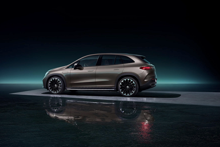 Toàn bộ các xe EQE SUV hỗ trợ mức sạc nhanh nhất lên tới 170 kW. Mercedes cho biết xe chỉ cần sạc 15 phút bằng điện DC là có thể tích trữ đủ năng lượng để đi được 220 km. Ngoài ra, bộ pin được bảo hành trong vòng 10 năm hoặc trong phạm vi 250.000 km, tùy điều kiện nào đến trước. Về khía cạnh công nghệ, đương nhiên EQE SUV sở hữu đầy đủ những gì tốt nhất mà hãng xe Đức có thể đem lại ở thời điểm hiện tại.