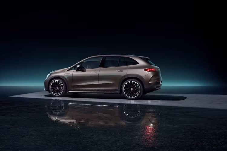 Toàn bộ các xe EQE SUV hỗ trợ mức sạc nhanh nhất lên tới 170 kW. Mercedes cho biết xe chỉ cần sạc 15 phút bằng điện DC là có thể tích trữ đủ năng lượng để đi được 220 km. Ngoài ra, bộ pin được bảo hành trong vòng 10 năm hoặc trong phạm vi 250.000 km, tùy điều kiện nào đến trước. Về khía cạnh công nghệ, đương nhiên EQE SUV sở hữu đầy đủ những gì tốt nhất mà hãng xe Đức có thể đem lại ở thời điểm hiện tại.