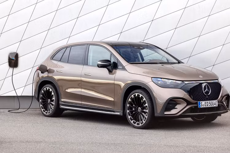 Mercedes-Benz EQE SUV hoan toan moi - lan banh 590km/lan sac
